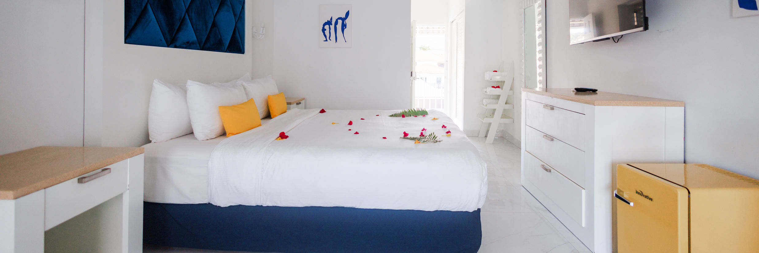 view of a king size bed facing the TV - The Soco House