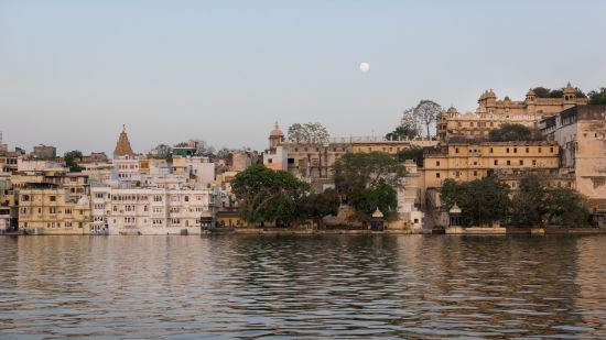 Monument and temples in Udaipur near the mesmerising lake 