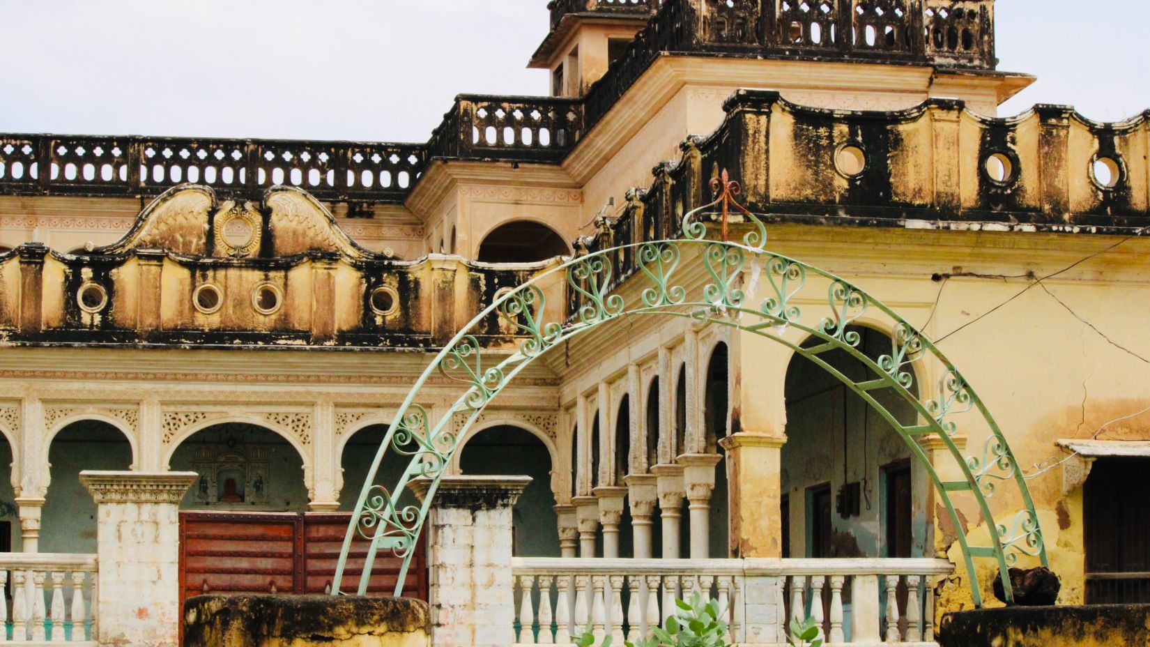 facade image of a Haveli in Mandawa in Rajasthan with blue sky in the background