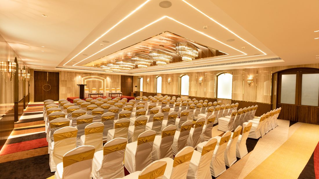front and back view of banquet hall with seating arrangement in theatre style3