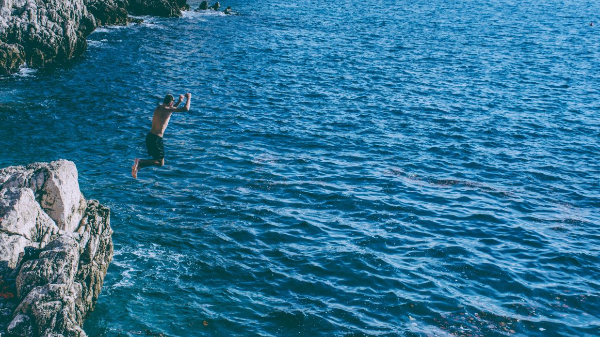 A person cliff-jumping @ Lamrin Boutique Cottages, Rishikesh