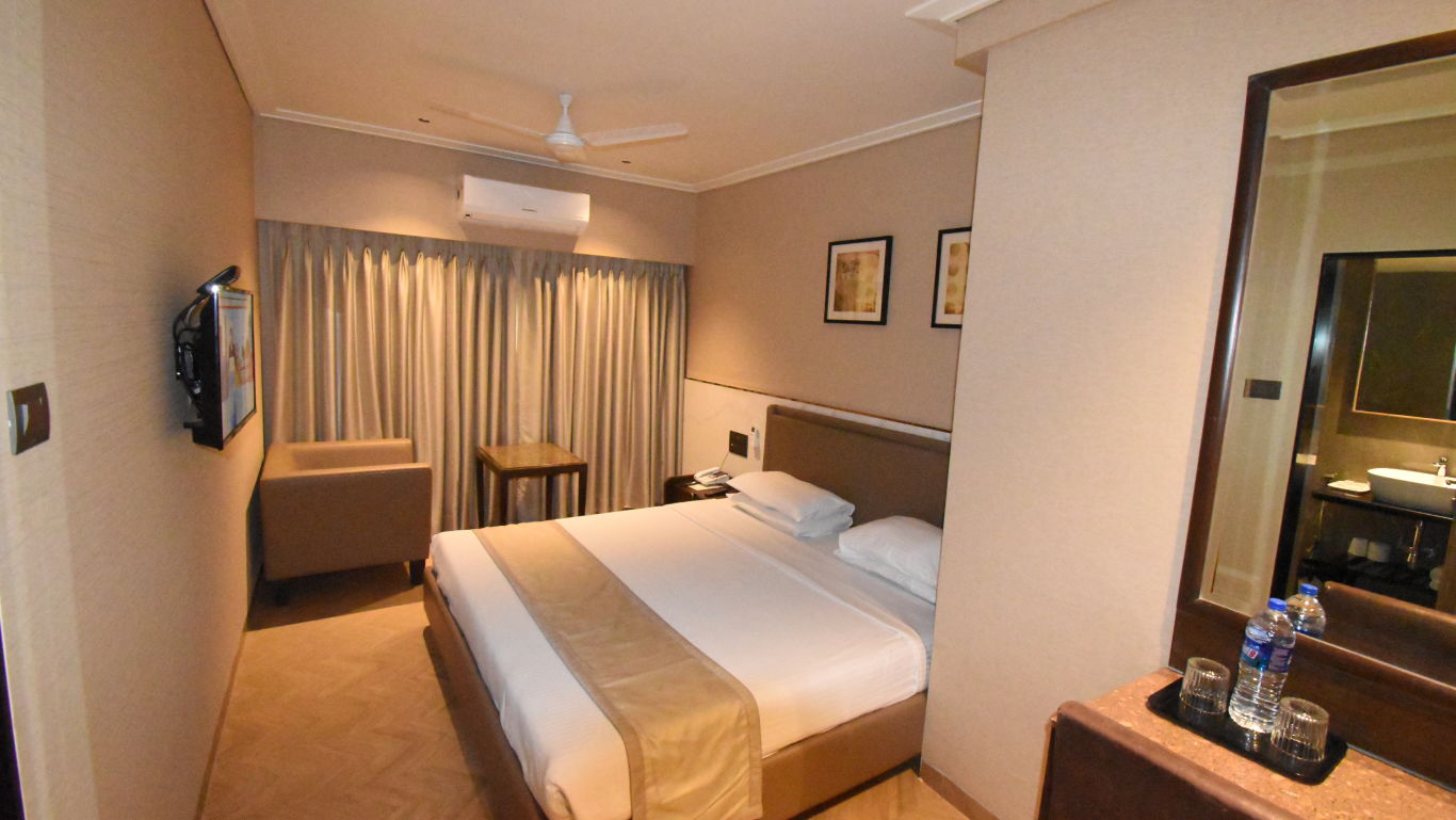 a double bed in one of the rooms at Kings International Hotel in Mumbai