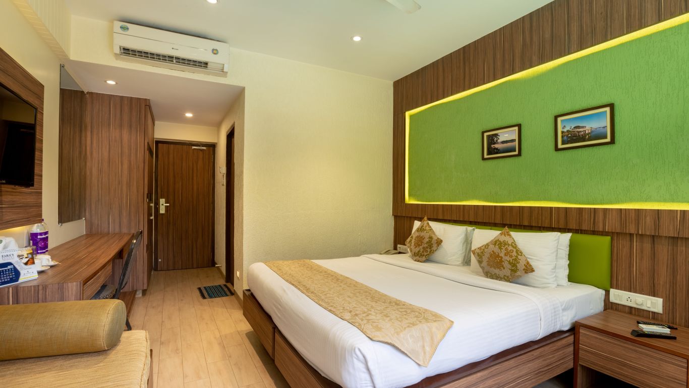 Picture showing the King size bed in the Premium Deluxe Suite at ZARA’s Resort, Khandala