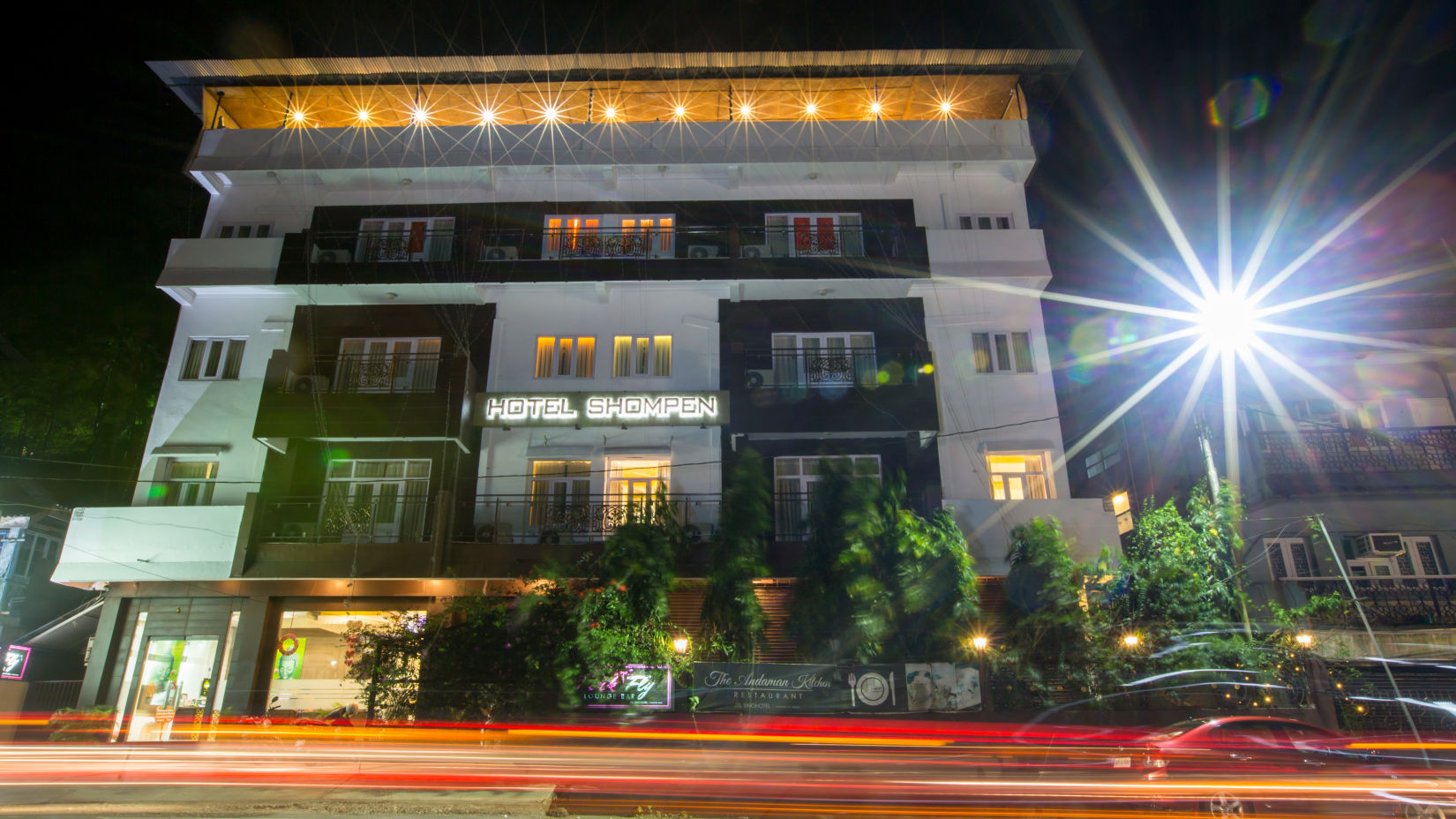 Facade image of Hotel Shompen with lights on during the night