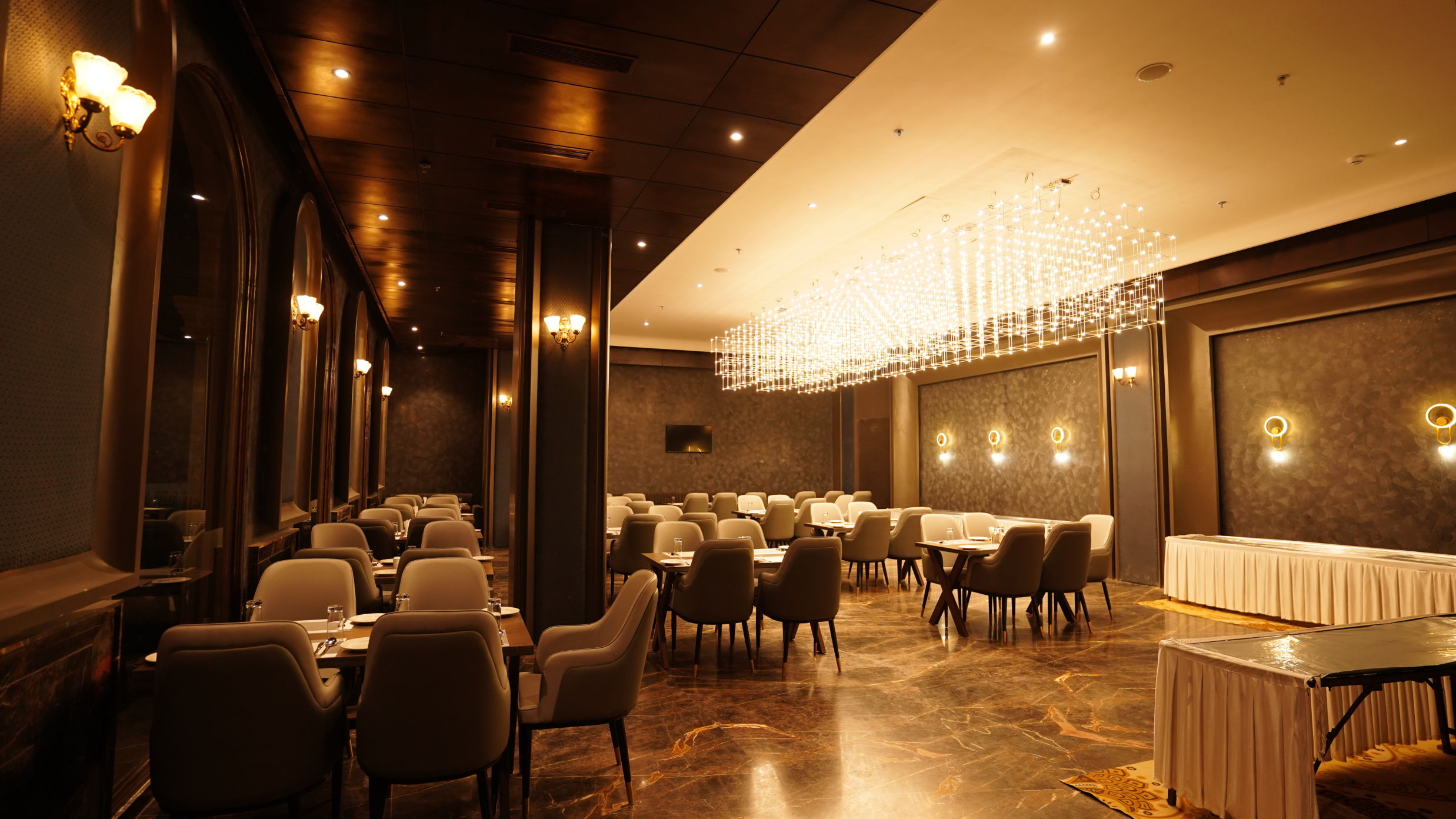 restaurant with tables and chairs with warm lighting at Classic Sapphire by Ananta