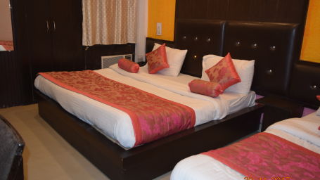 Deluxe 4 Bed A/C Room at Hotel Trishul - Budget Hotels, Har ki Pauri Hotels, Haridwar Hotels