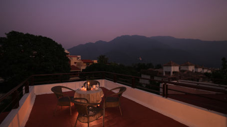 A view of the Terrace during the evening - Lamrin Boutique Cottages Rishikesh