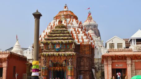 Devotees in front of Jagannath Temple