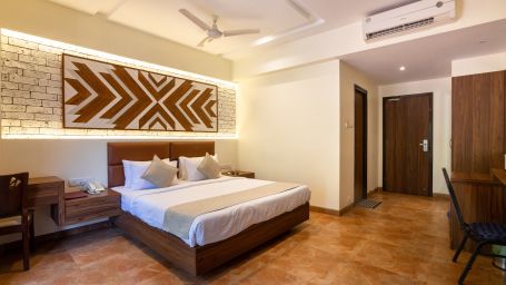 Picture showing the King size bed in the Super Deluxe Suite at ZARA’s Resort, Khandala