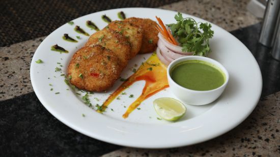 Cutlets served with chilly sauce