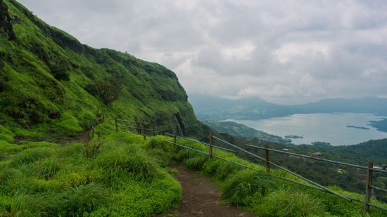 lush green mountains and hills in Khandala for family getaway