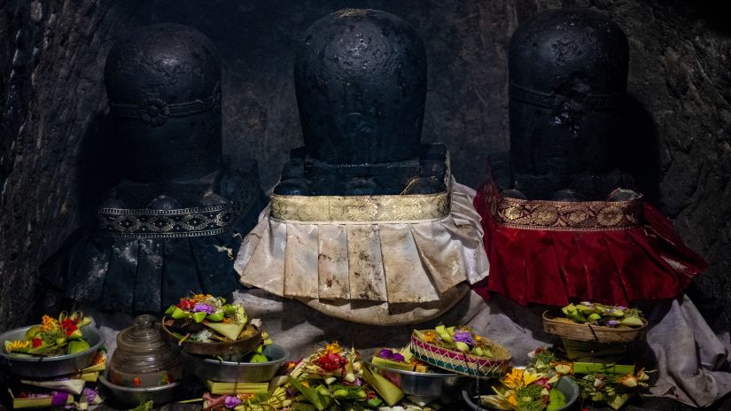 Digantaa Resort - Shiva Idol in a temple with offerings next to it