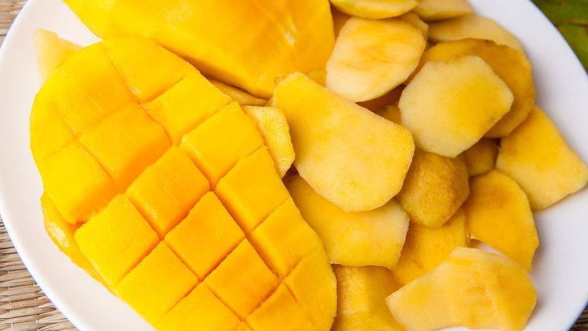 plate of sliced mangoes