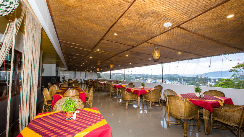 Seating arrangements at Andaman Kitchen with a view of the nature surrounding it - Hotel Shompen