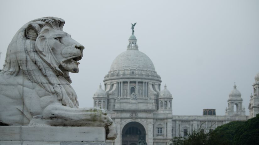 Statue of a lion and Victoria Memorial in the backdrop