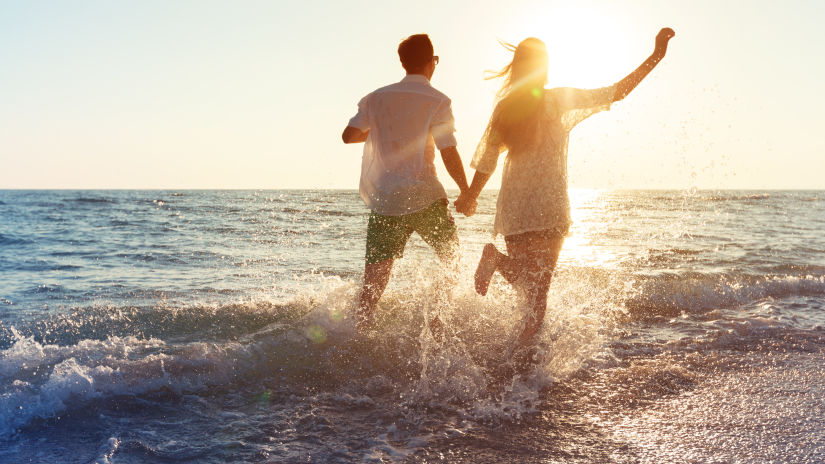 happy-young-couple-enjoying-sea