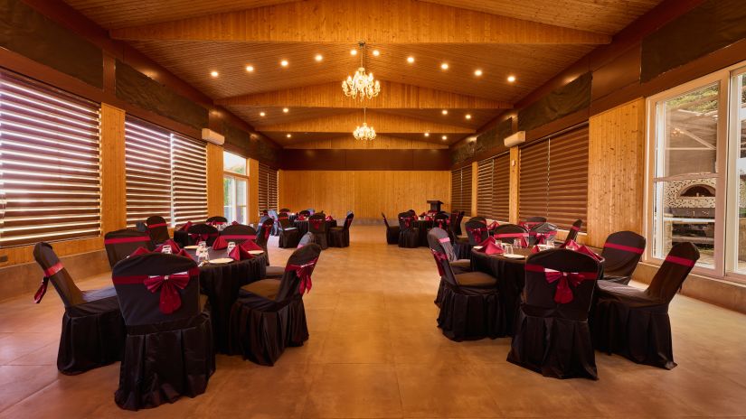 A banquet hall featuring a well-decorated seating arrangement