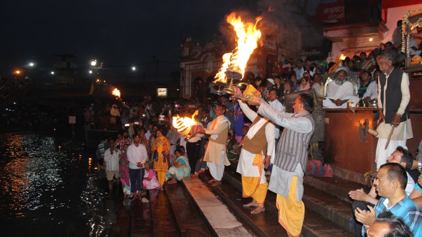 priest performing evening aarti