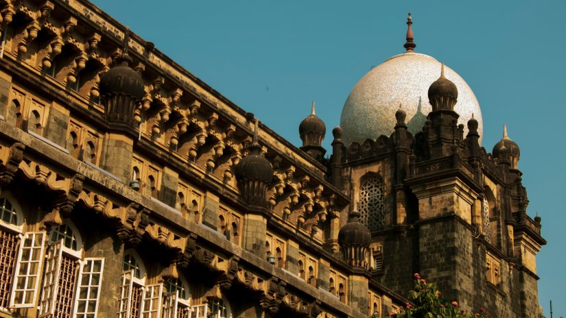 Facade image of Chhatrapati Shivaji Maharaj Vastu Sangrahalaya with blue sky in the background