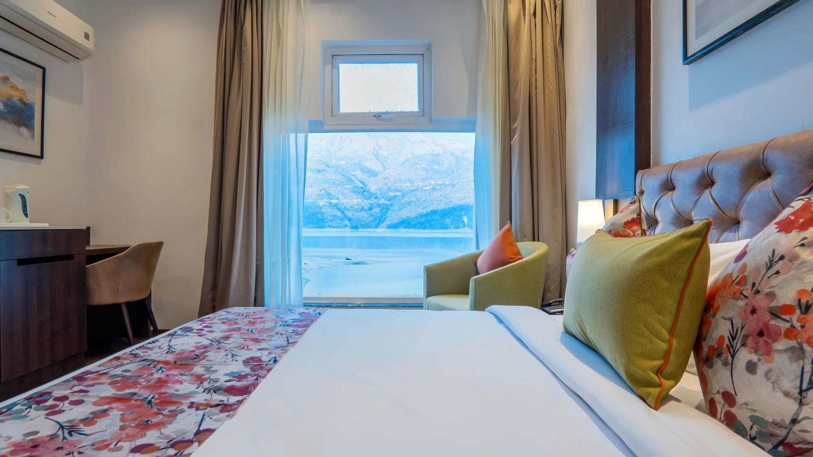 images showcasing the beautiful interiors of lake facing rooms - Hotel Le ROI Lake View Koti3