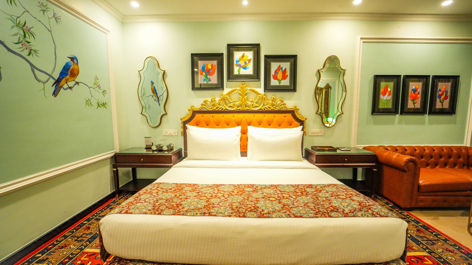 Room with double bed at Mayfair Oasis Resort & Convention