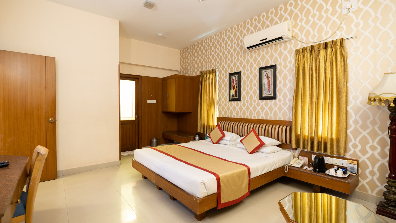 A room with double bed at Hotel Pai Vista, KR Road