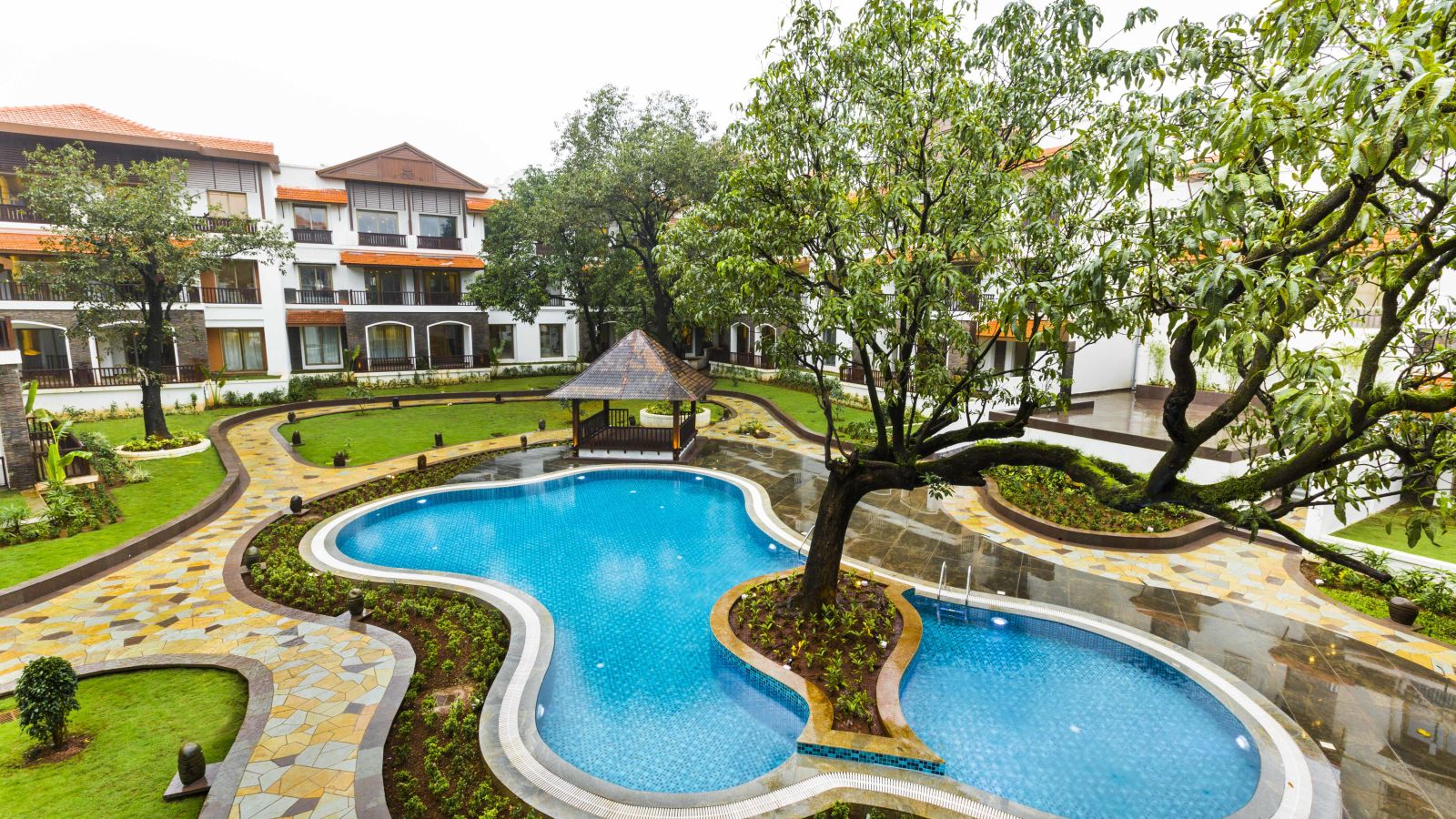 Swimming pool in the midst of a garden - Rhythm Lonavala