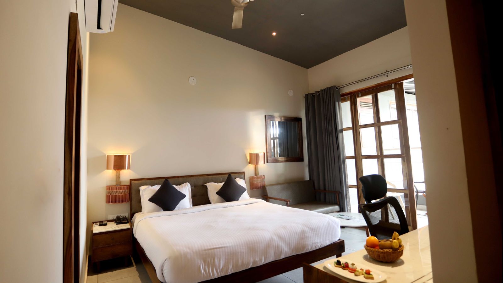 DELUXE ROOM WITH BALCONY (2)