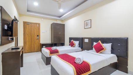 Premium room with two cosy beds and wall-mounted TV at Lemonridge Hotels