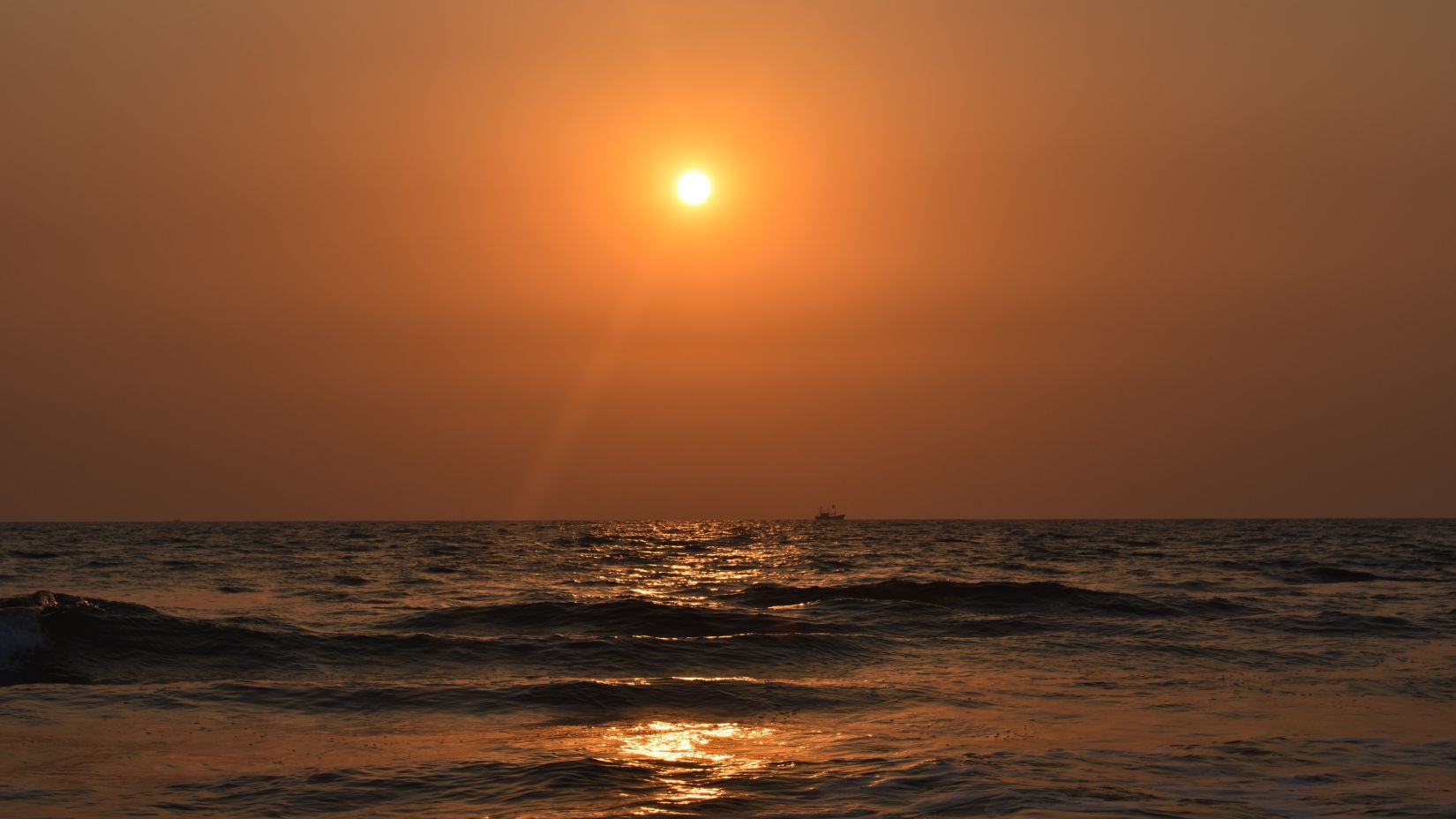 Sunset at Dapoli Beach turning the waters into shades of golden