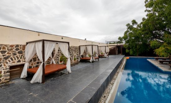 alt-text Swimming Pool at Fort Jadhavgadh, Pune