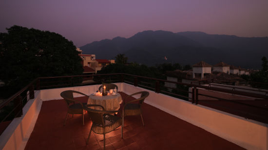 A view of the Terrace during the evening - Lamrin Boutique Cottages Rishikesh