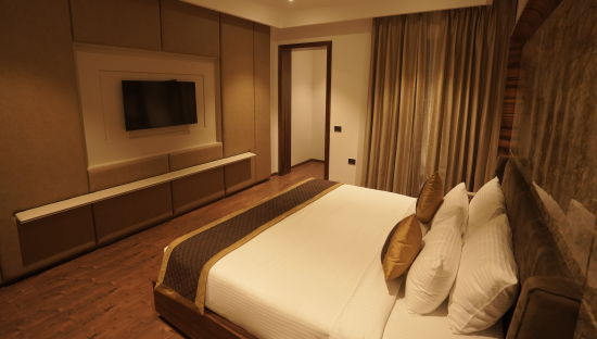 alt-text Superior room with king size bed and tv at Classic Sapphire by Ananta