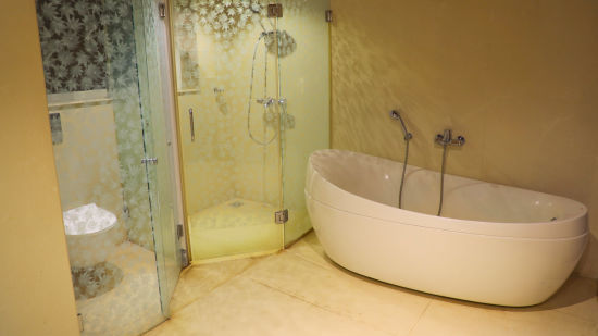 bathroom with bathtub at Honeymoon Suite - White pearl suites by rosetum 