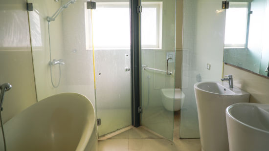 bathroom inside King Suite - White pearl suites by rosetum 