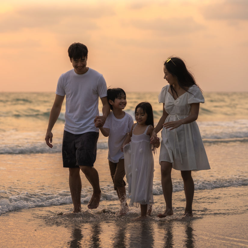 a family of 4 on the beach