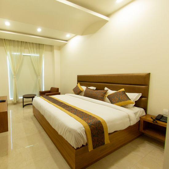 Comfort Hotel, Amritsar (by Choice Hotels) - image of the deluxe bedroom with queen size bed and television