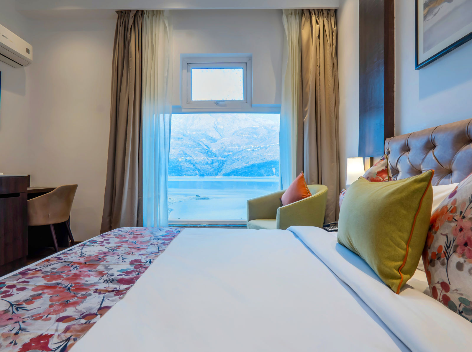 images showcasing the beautiful interiors of lake facing rooms - Hotel Le ROI Lake View Koti3