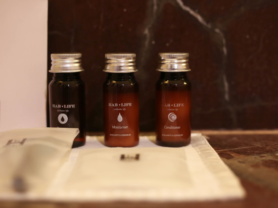 alt-text Luxe toiletries and towel at hablis hotel chennai