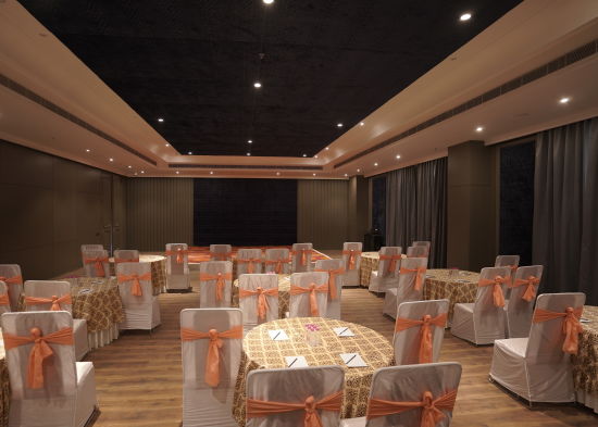 alt-text round table seating at Classic Sapphire by Ananta