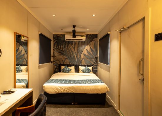 alt-text Premium Queen Bed Room at Click Hotel, Mundra 3