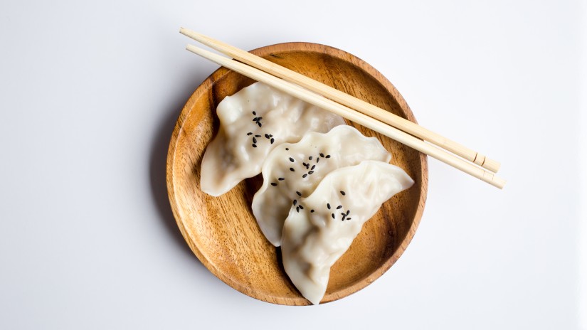 momos sprinkled with sesame seeds