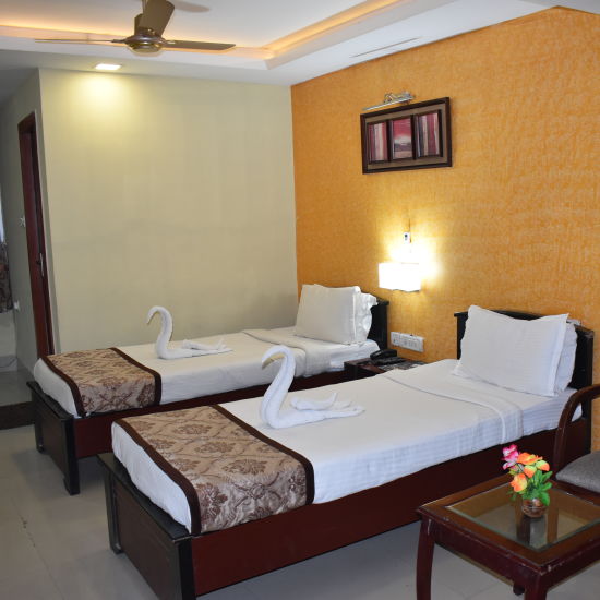 standard room with yellow wallpaper - Click Hotel Capital House, Patna