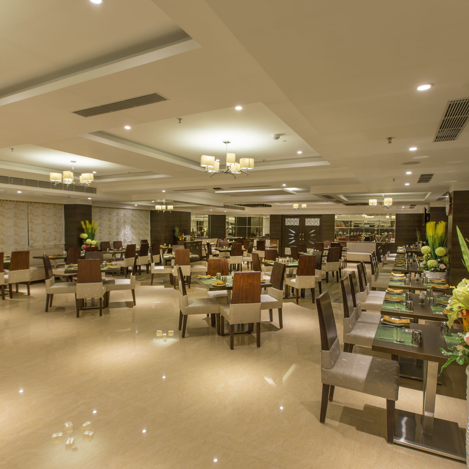 Hotel Pai Viceroy Tirupathi Plaintain Leaf Restaurant 1 xmtclk