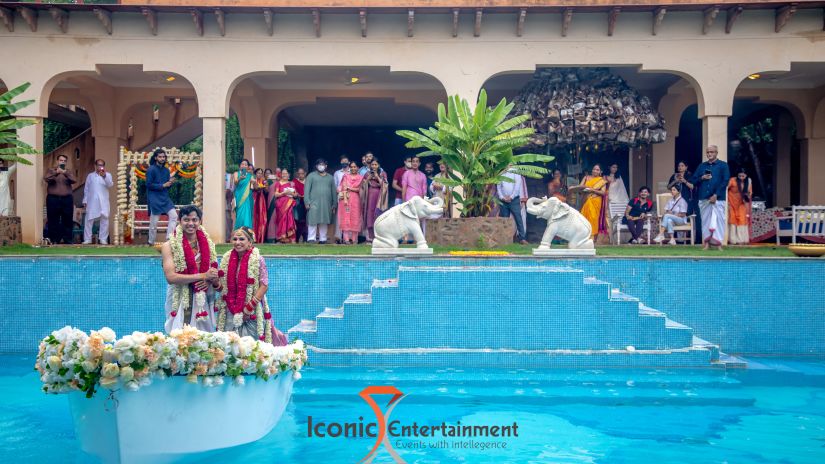 Tijara Fort-Palace - Newlyweds in a boat on the swimming pool