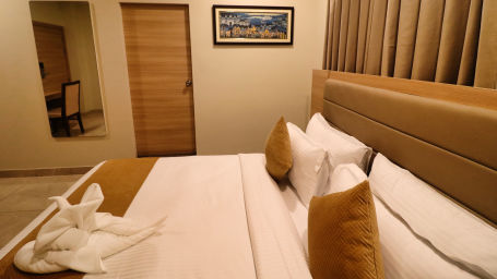 Clarks Inn Express Udaipur - A spacious bed in the premium room