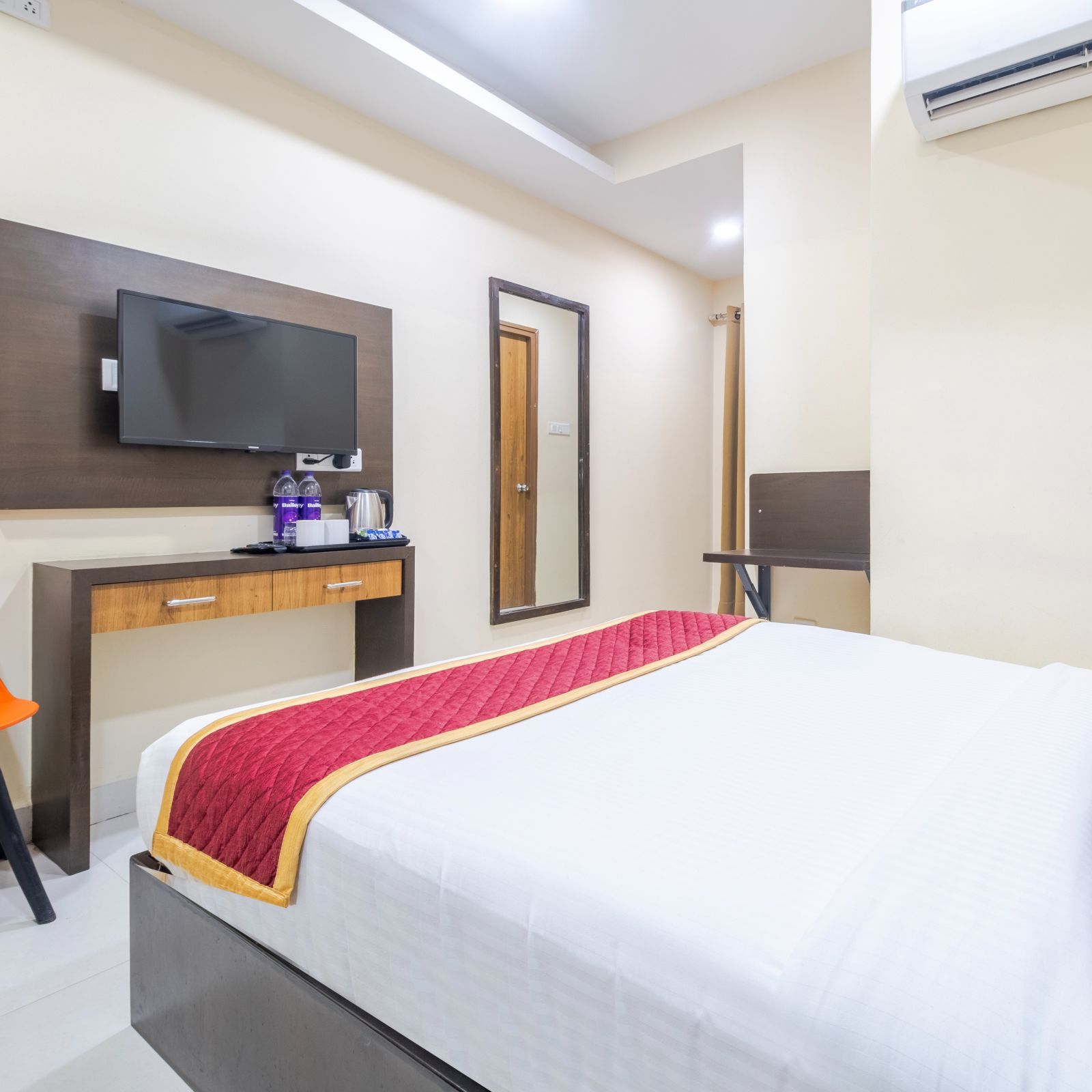 Grand room 2 with a cosy bed and wall-mounted TV at Lemonridge Hotels