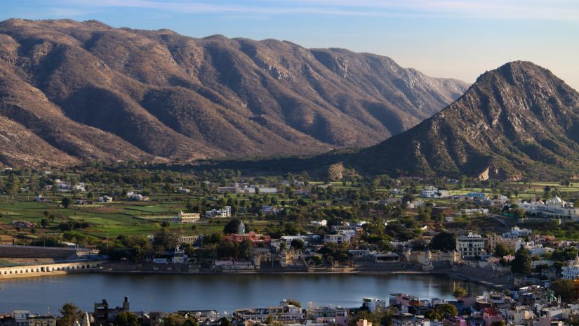 Overview of the city of Pushkar surrounded by mountains and a lake in the centre