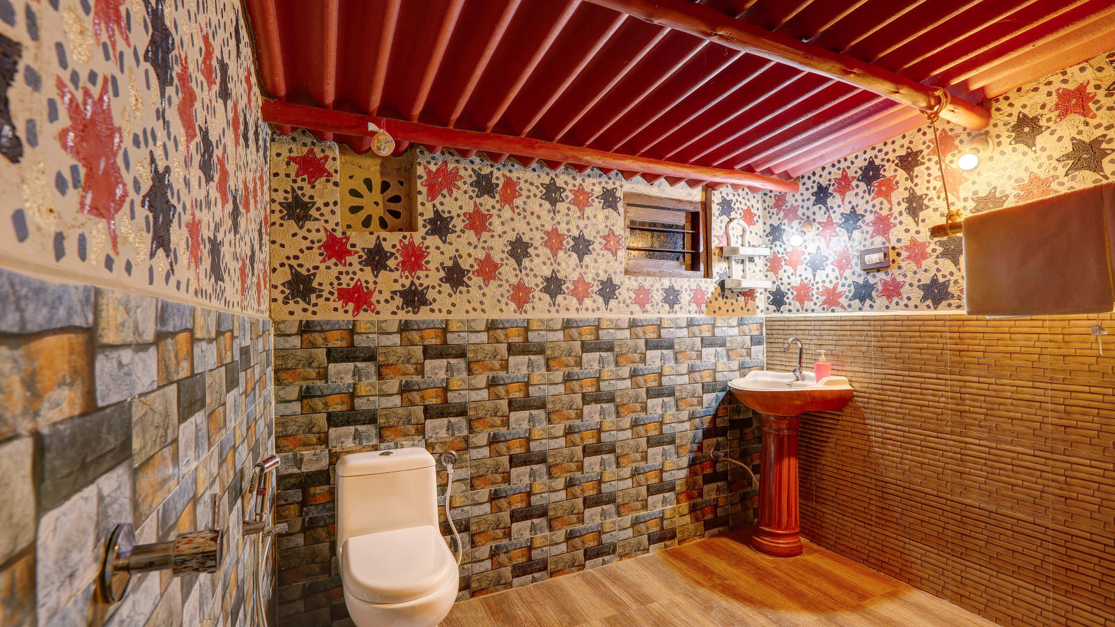 A modern toilet in the Family Wooden Cottage - Evergreen County