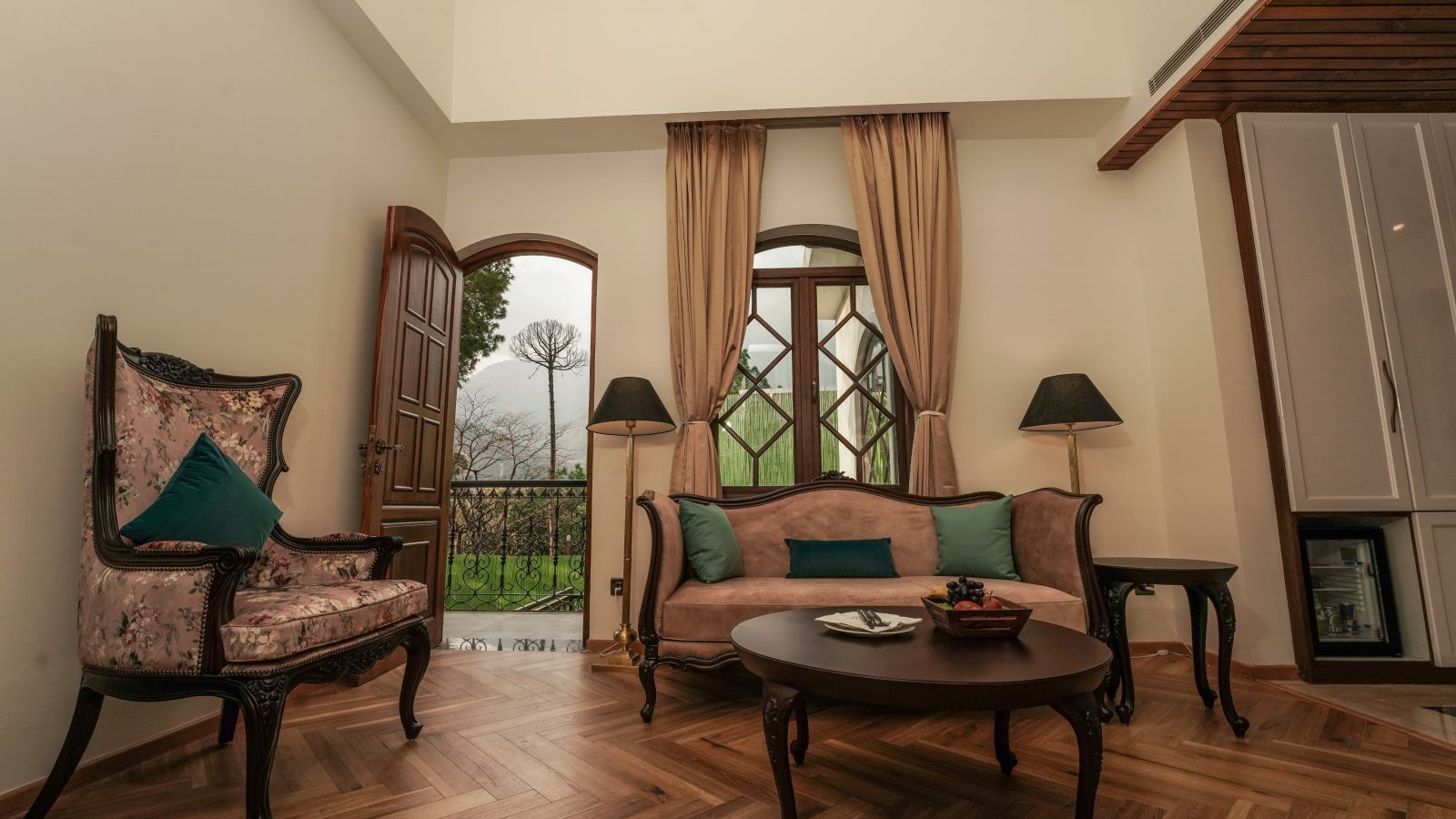 Seating area with a sofa in the living room at INFINITEA Dak Bungalow, Palampur